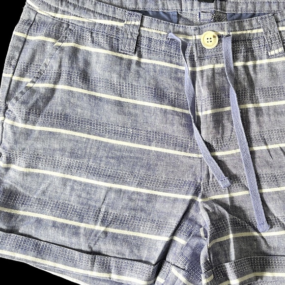 GAP Linen Blend shorts with front and back pockets  drawstring closure 4" - Picture 3 of 8